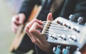 Aprende a tocar guitarra desde casa con las mejores aplicaciones