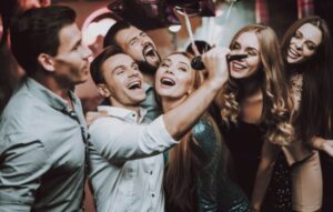 Canta, siente y comparte: el mundo del karaoke en tu bolsillo
