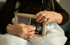 Escuchar sin fronteras: el renacer de la radio en la era digital